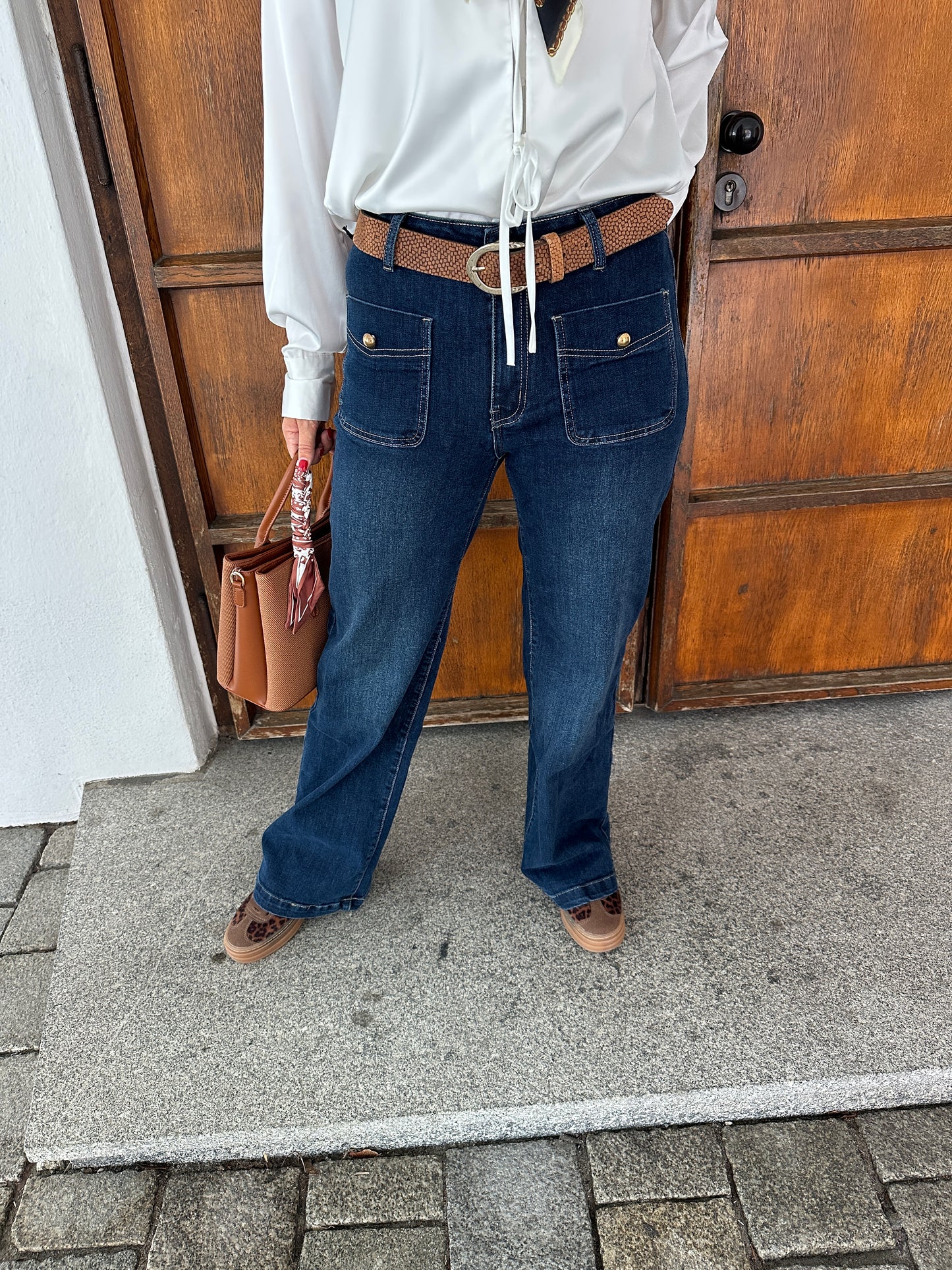 jeans (weites bein) und goldene knöpfe