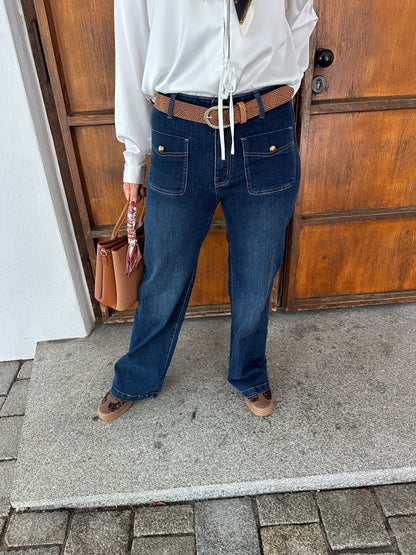 Jeans (weites Bein) und goldene Knöpfe