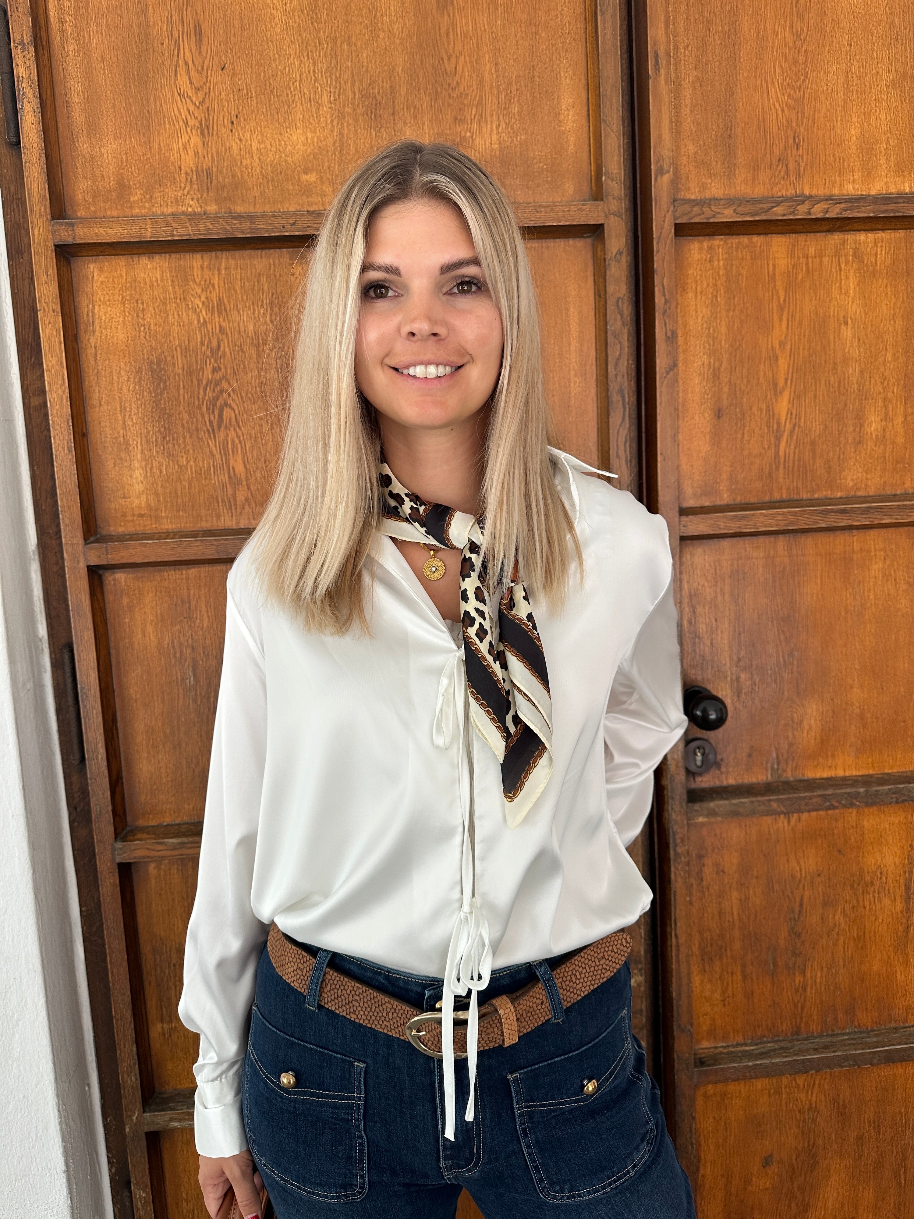 Bluse in Weiß vorne zum binden