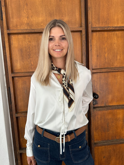 Bluse in Weiß vorne zum binden