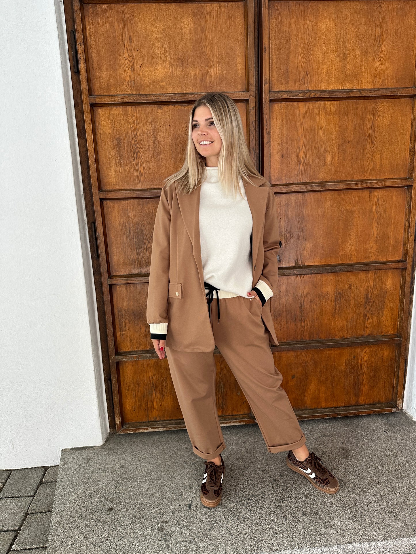 blazer in zimt mit strickeinsatz (wollweiß/schwarz) am arm