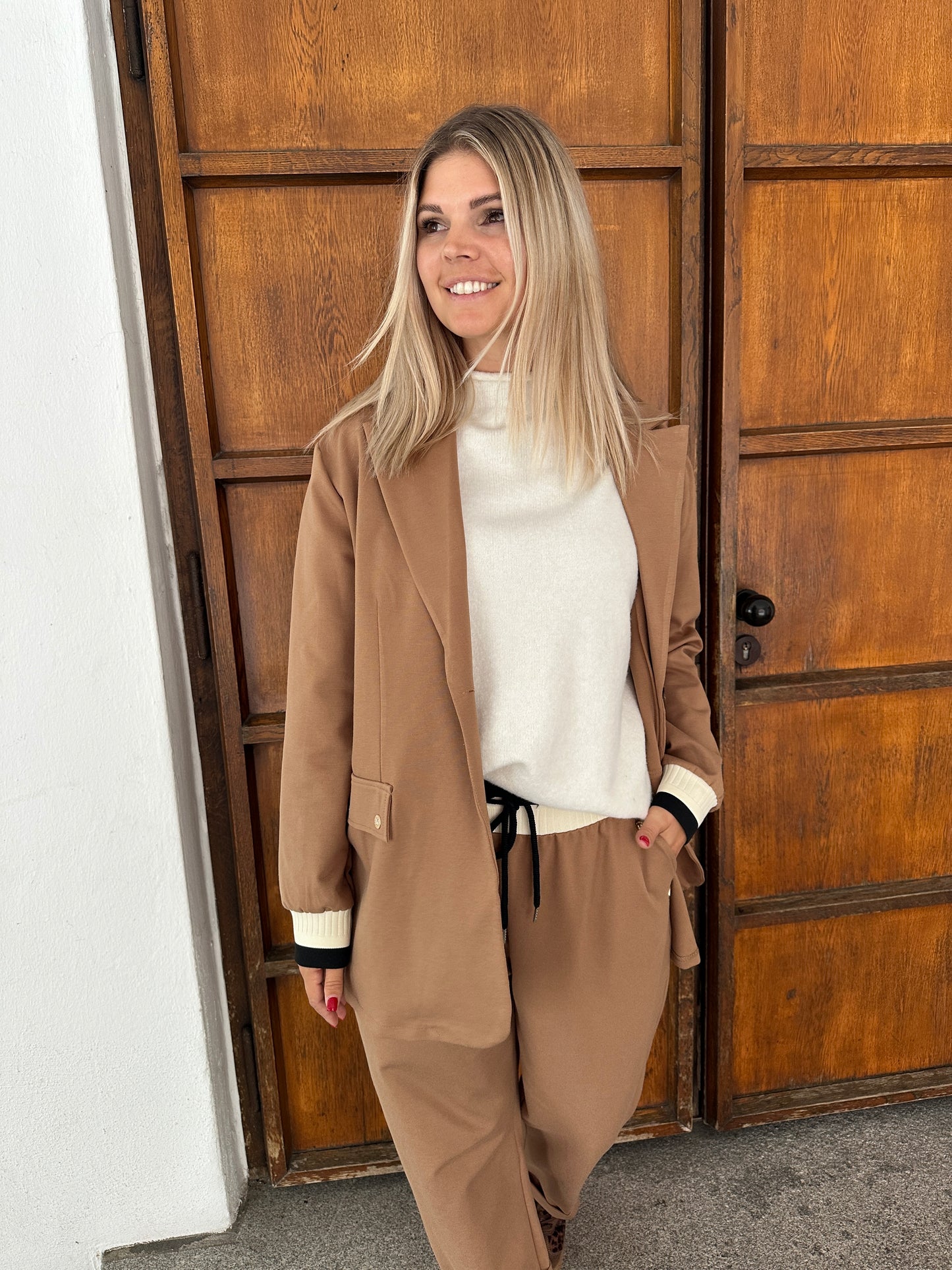 blazer in zimt mit strickeinsatz (wollweiß/schwarz) am arm