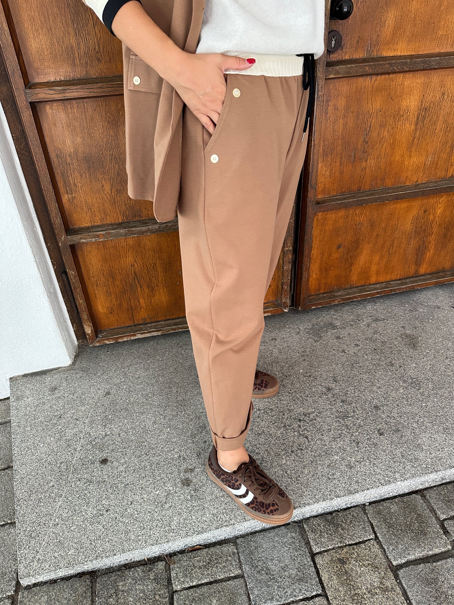 hose in zimt mit strickbund (wollweiß/schwarz) und kordel