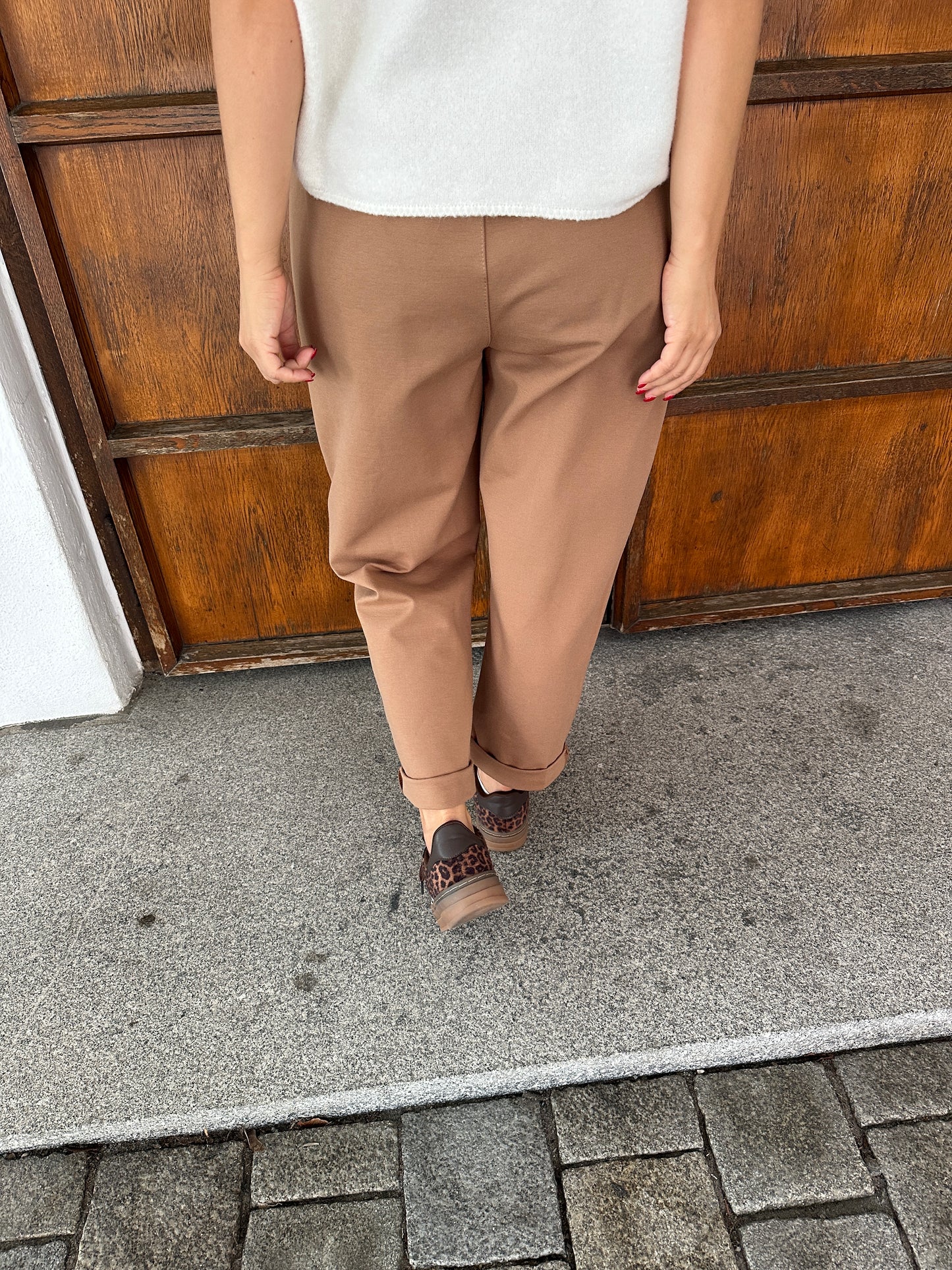 hose in zimt mit strickbund (wollweiß/schwarz) und kordel