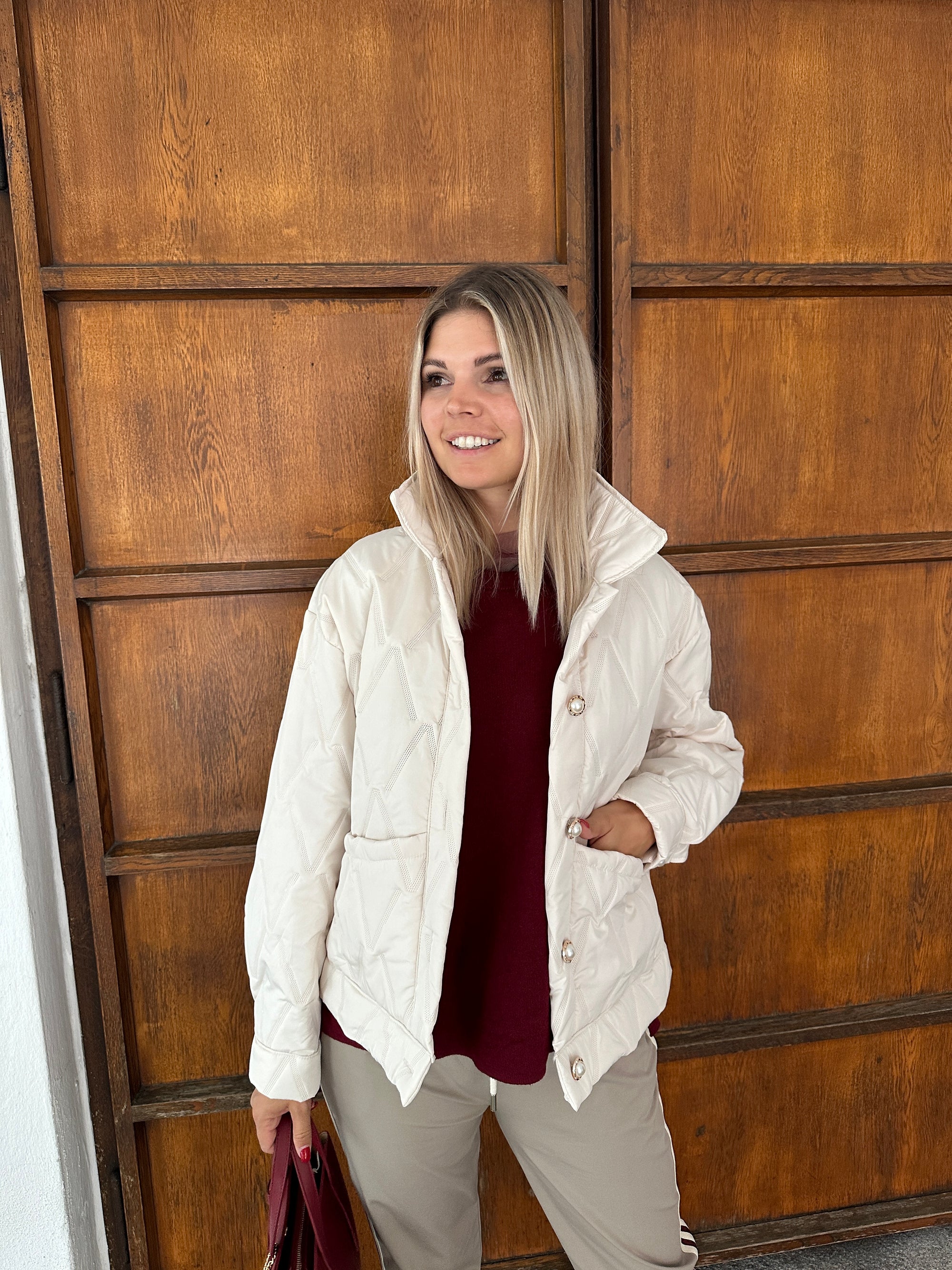 Leichte Steppjacke mit Muster in Wollweiß