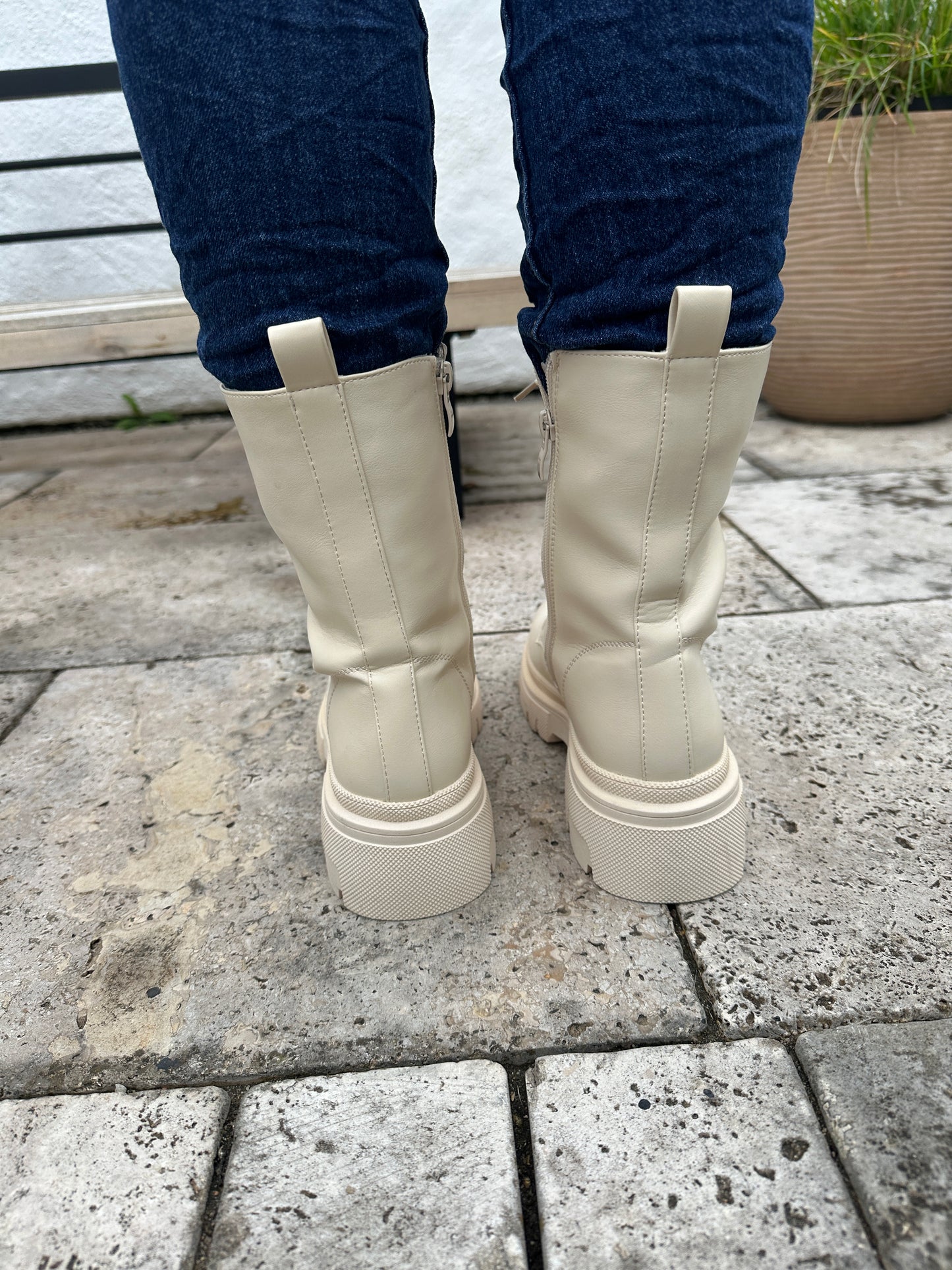 boots in beige