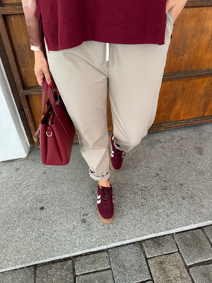 Hose in Beige mit Weinroten Streifen an der Seite