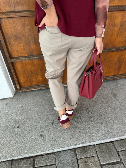 Hose in Beige mit Weinroten Streifen an der Seite