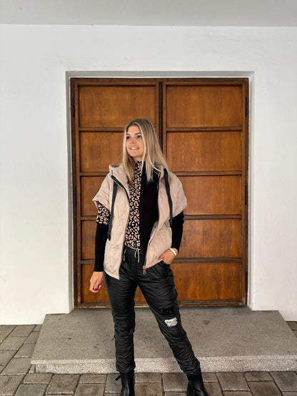 Pullover in Schwarz/Zimt mit Leo-muster