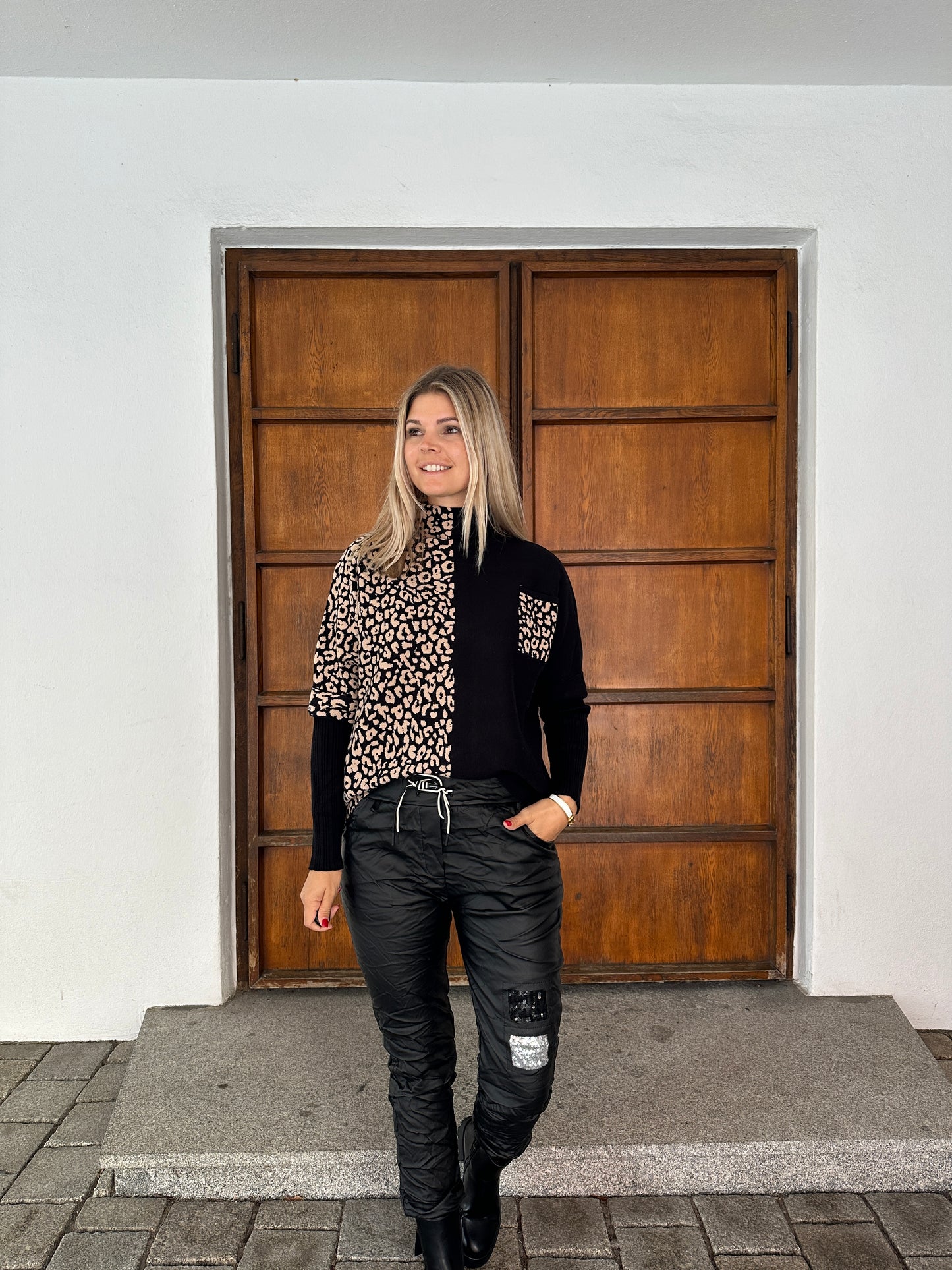 pullover in schwarz/zimt mit leo-muster