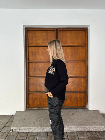 Pullover in Schwarz/Zimt mit Leo-muster