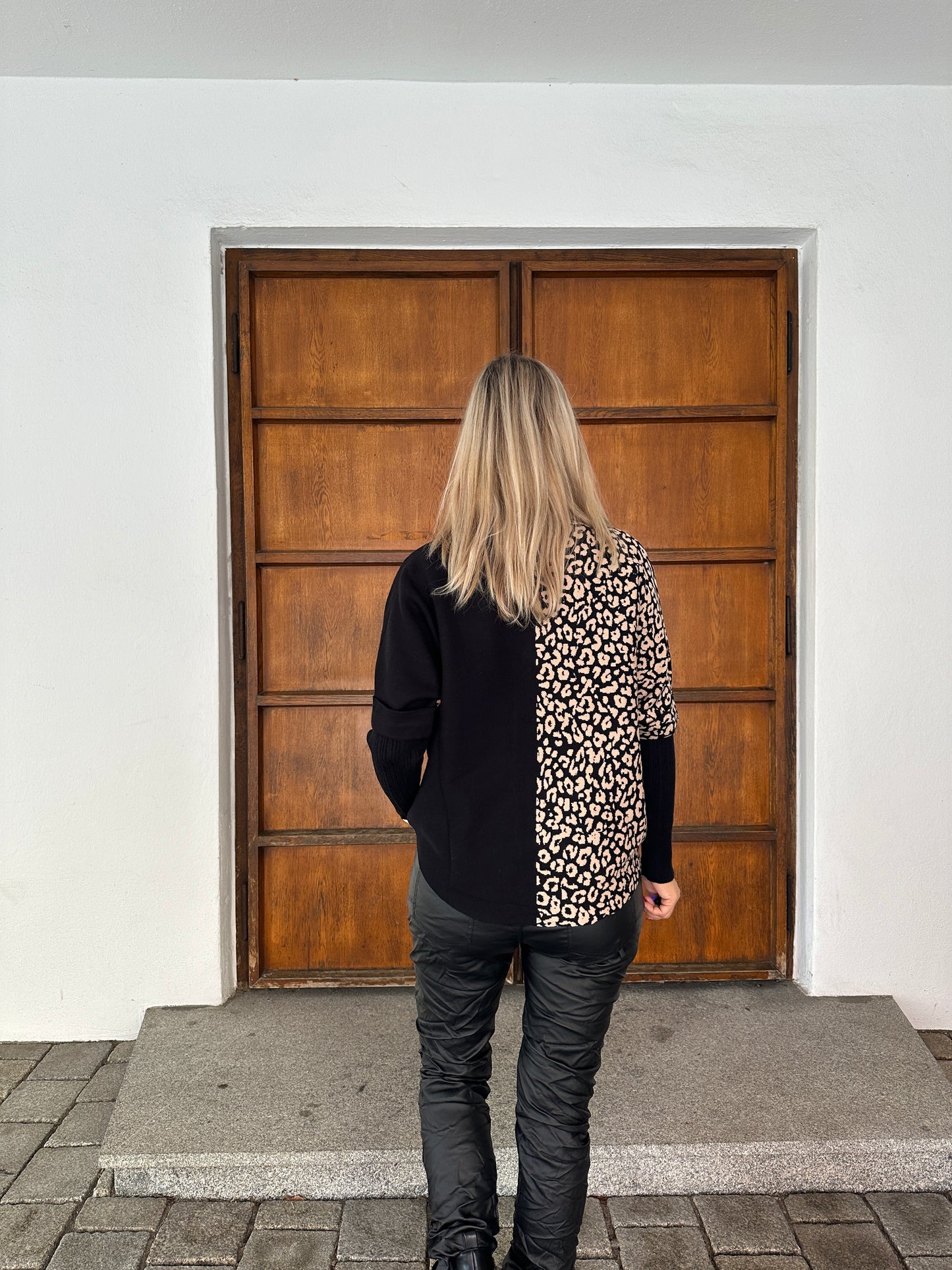 pullover in schwarz/zimt mit leo-muster