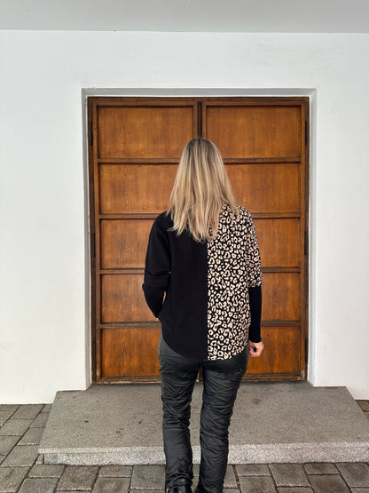 Pullover in Schwarz/Zimt mit Leo-muster