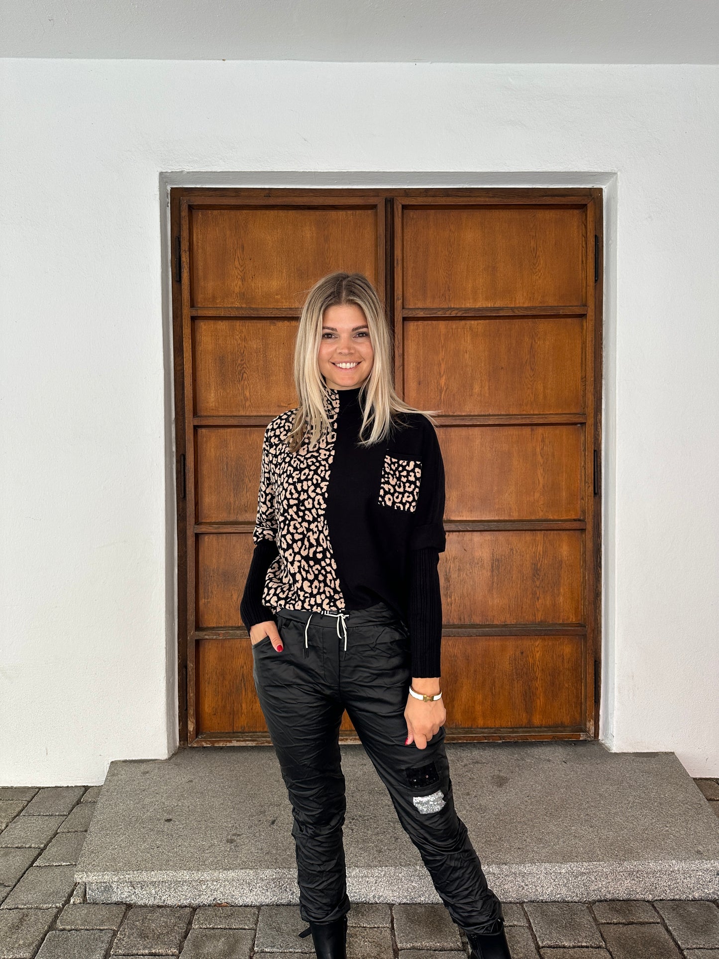 pullover in schwarz/zimt mit leo-muster