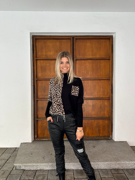 Pullover in Schwarz/Zimt mit Leo-muster