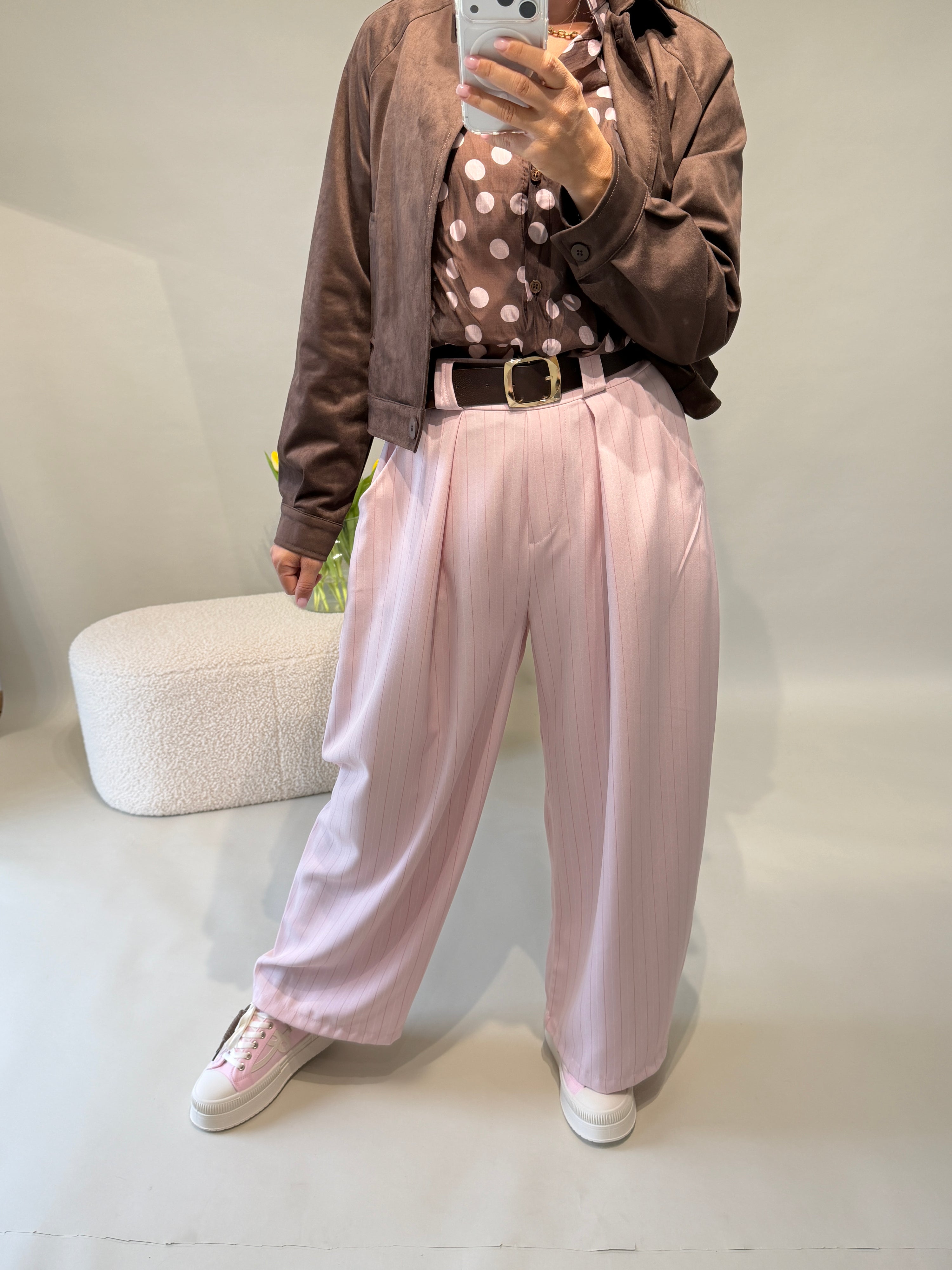 Hose in Rosa mit Nadelstreifen und Braunem Gürtel