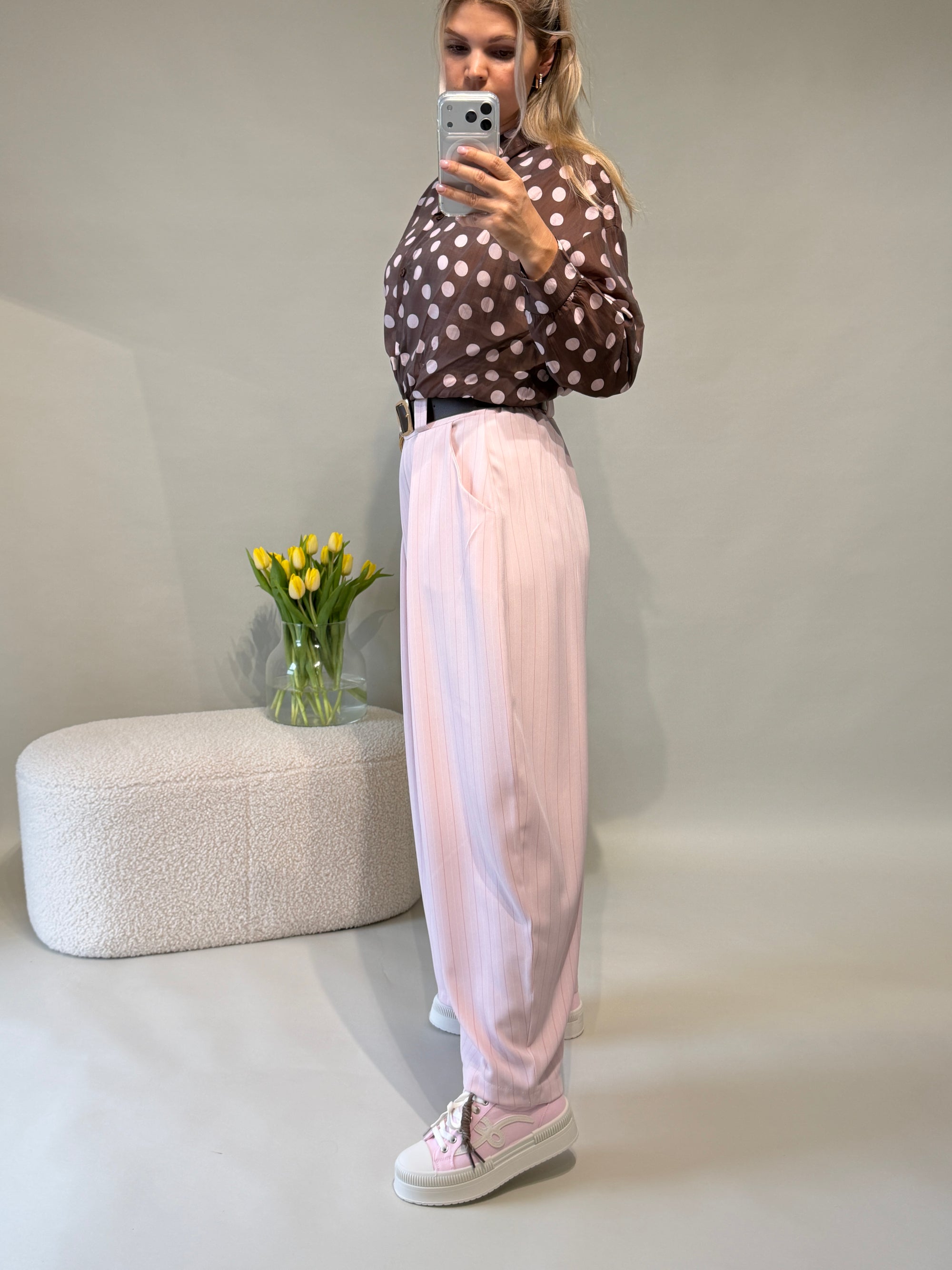 Hose in Rosa mit Nadelstreifen und Braunem Gürtel