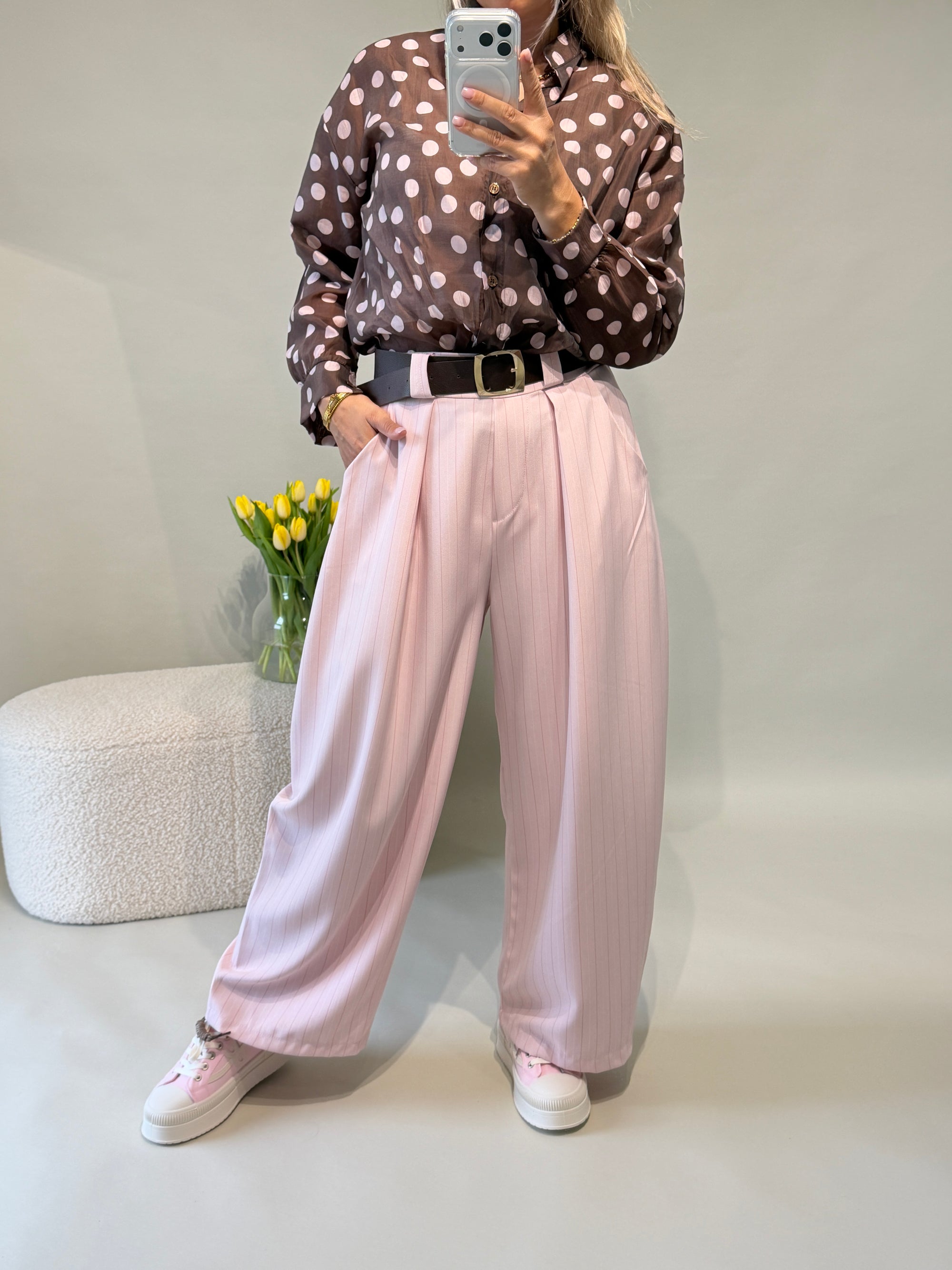 Hose in Rosa mit Nadelstreifen und Braunem Gürtel