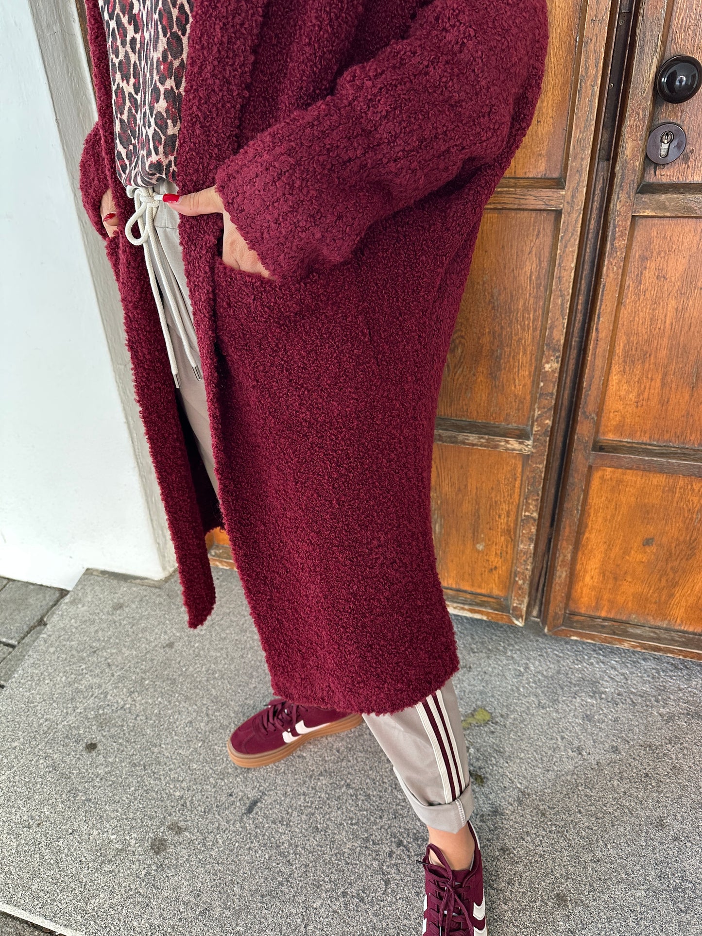 strickjacke in weinrot mit kapuze (lang)