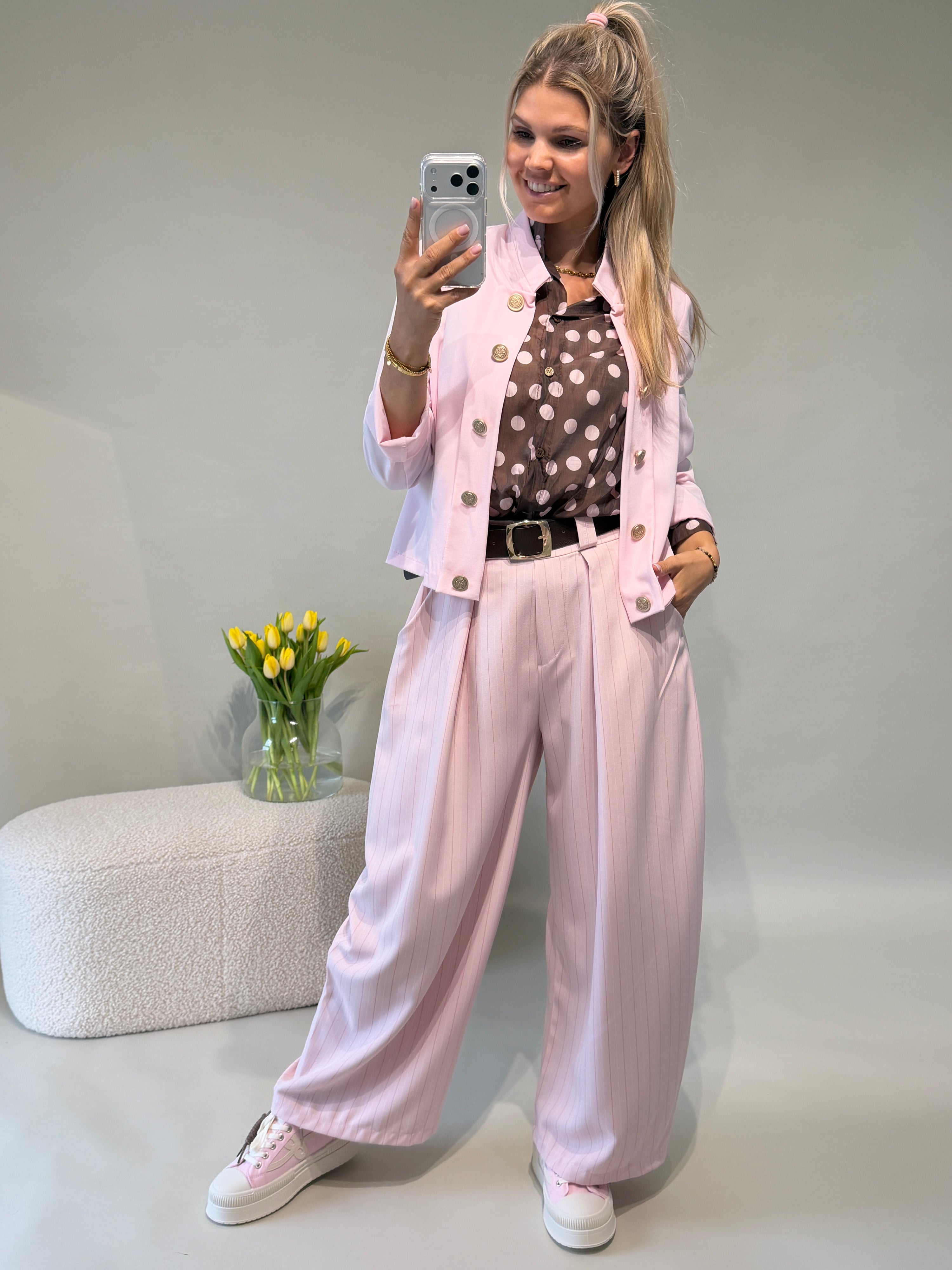 Hose in Rosa mit Nadelstreifen und Braunem Gürtel