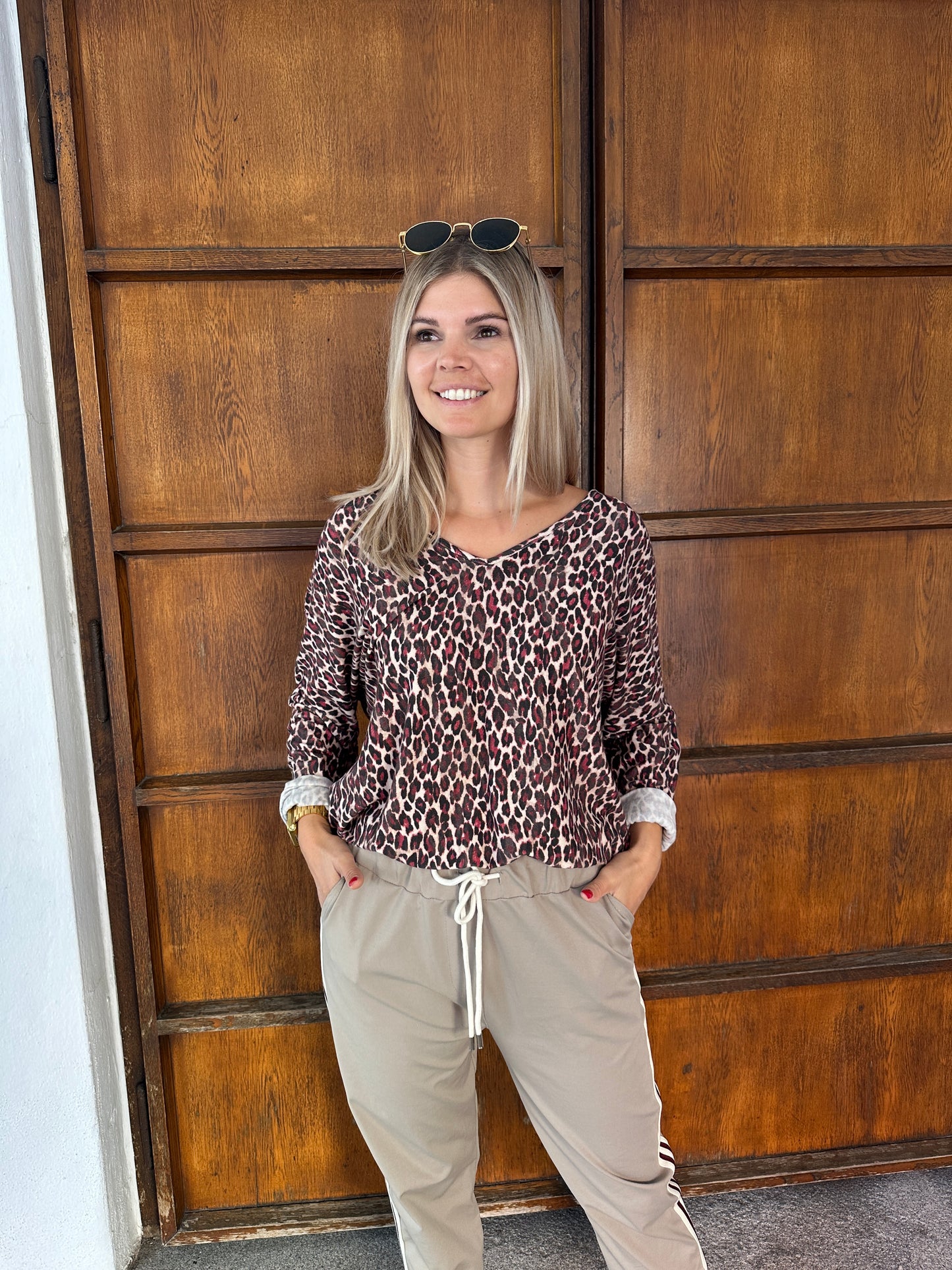 shirt mit leo-muster in beige/weinrot/schwarz  und v-ausschnitt