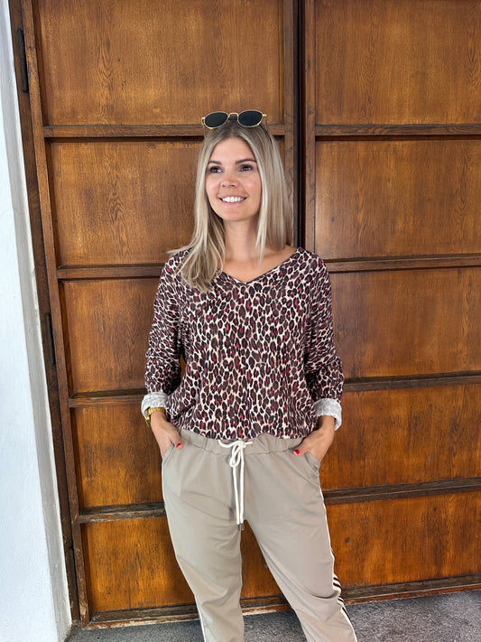 Shirt mit Leo-Muster in Beige/Weinrot/Schwarz  und V-Ausschnitt