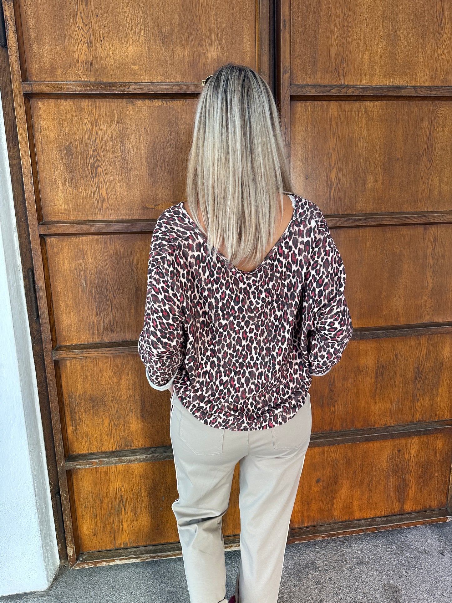 shirt mit leo-muster in beige/weinrot/schwarz  und v-ausschnitt
