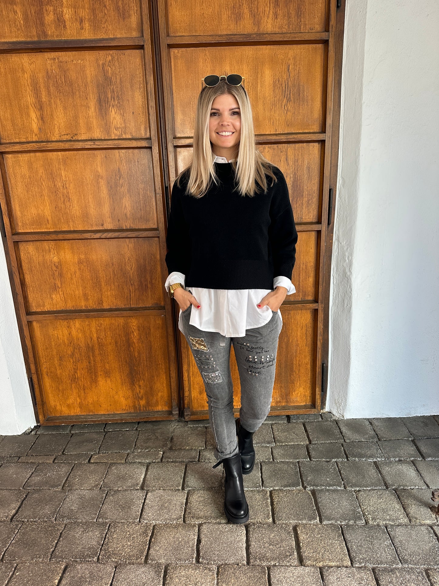 hose in grau mit aufschrift und glitzer am bein