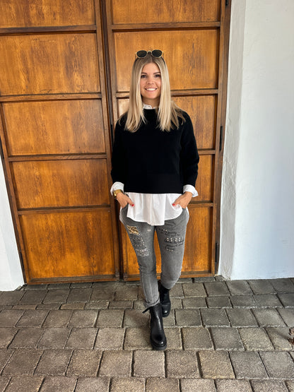 Hose in Grau mit Aufschrift und Glitzer am Bein