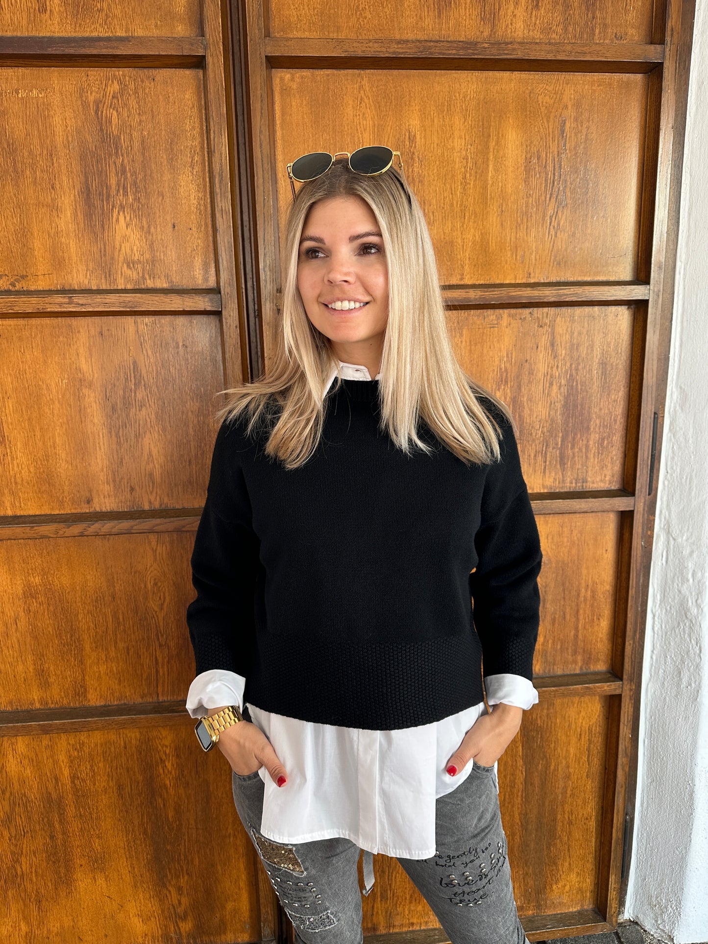 pullover in schwarz mit waffelmuster am bund und ärmel