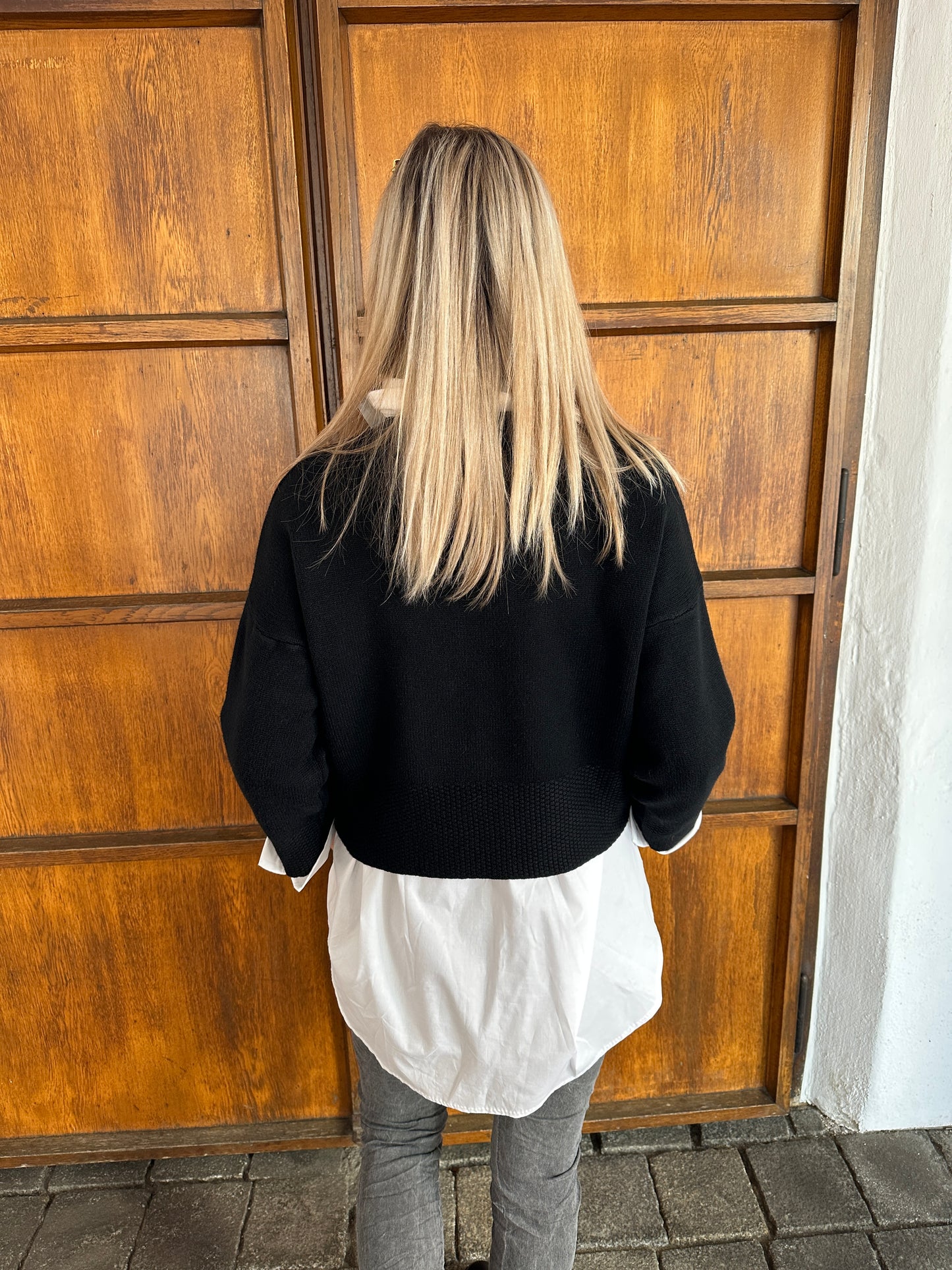 pullover in schwarz mit waffelmuster am bund und ärmel