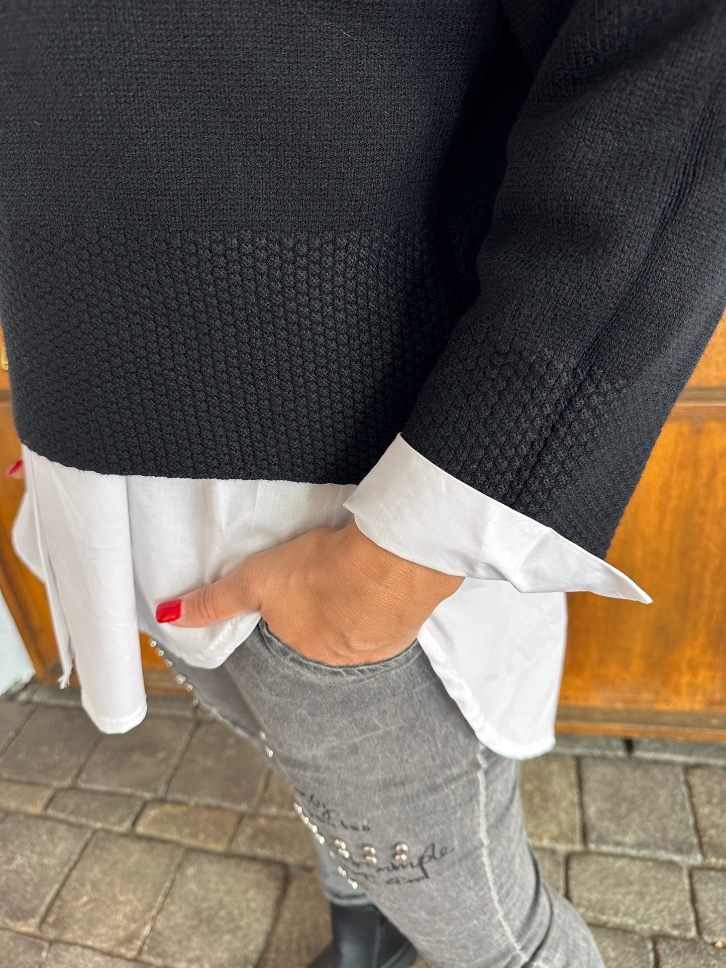 pullover in schwarz mit waffelmuster am bund und ärmel