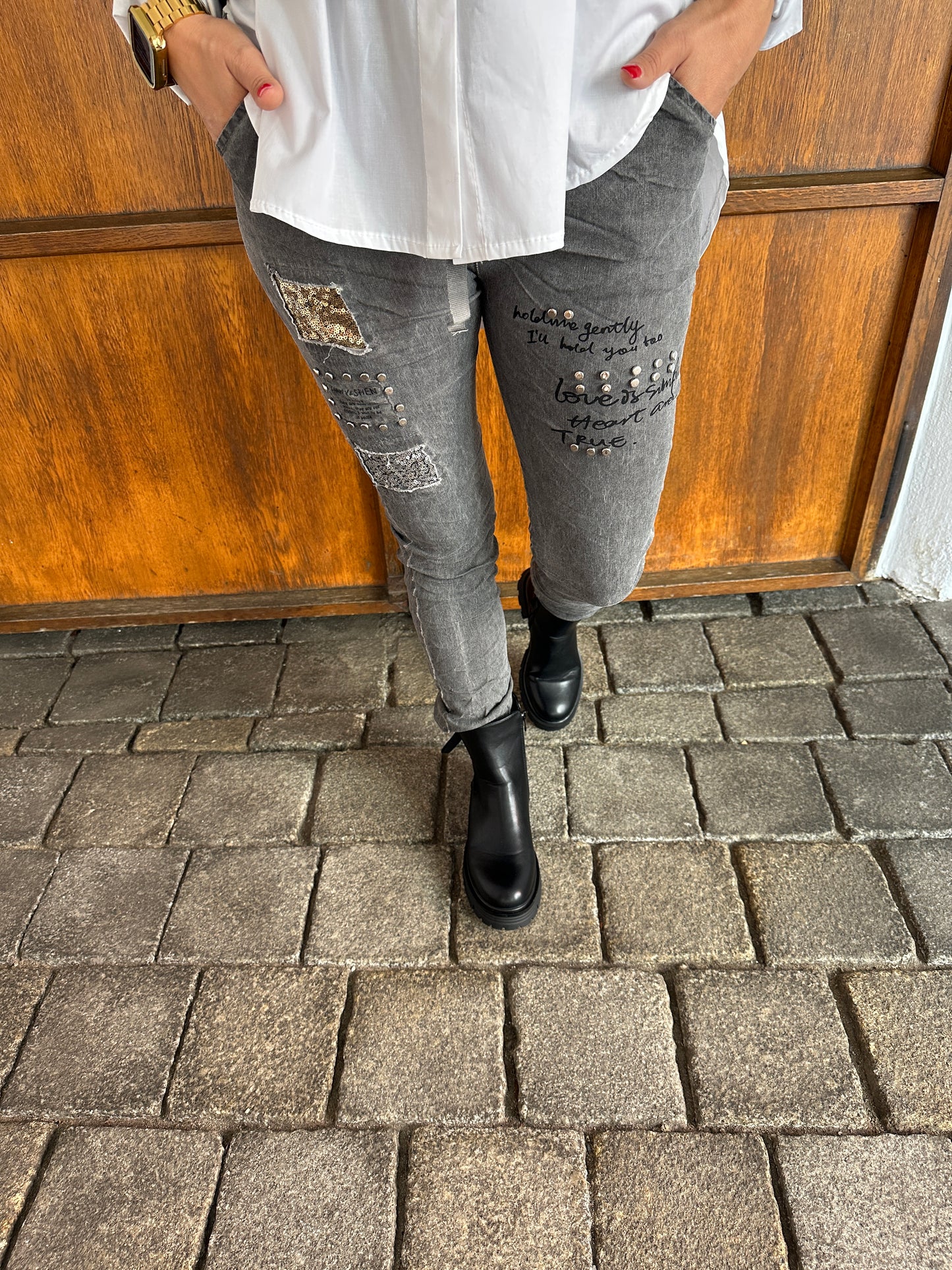 hose in grau mit aufschrift und glitzer am bein
