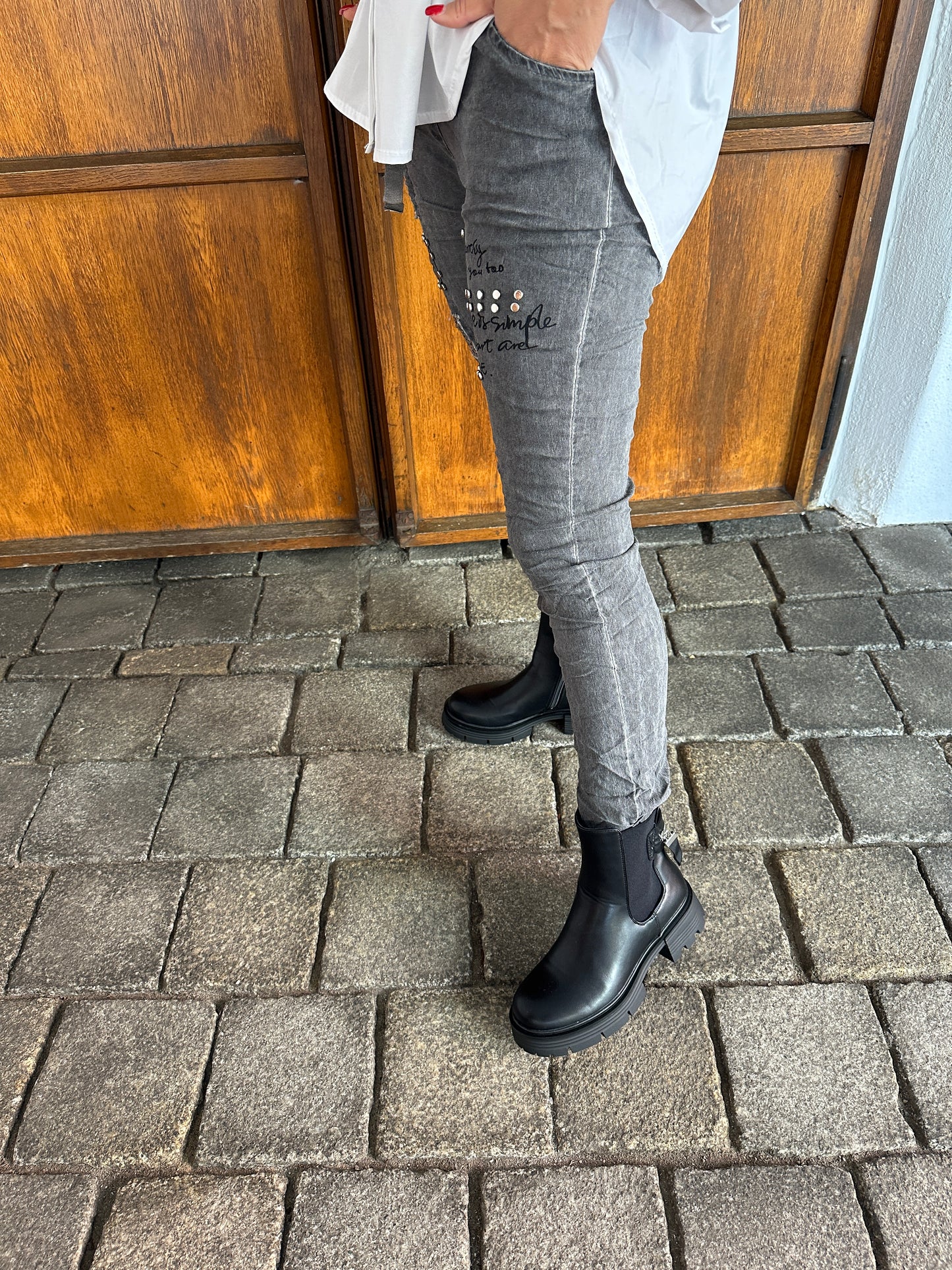 hose in grau mit aufschrift und glitzer am bein