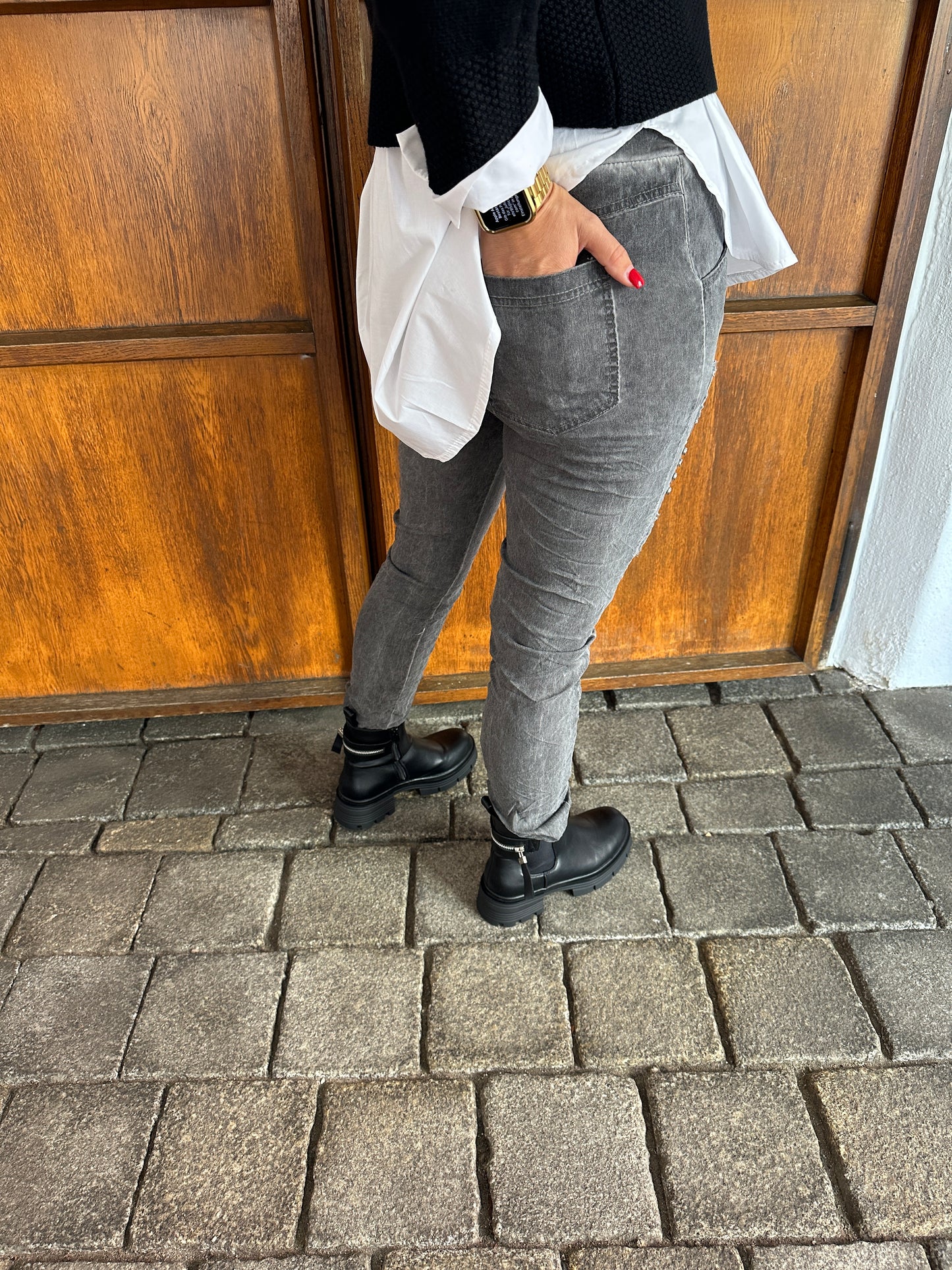 hose in grau mit aufschrift und glitzer am bein