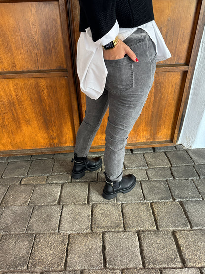 Hose in Grau mit Aufschrift und Glitzer am Bein