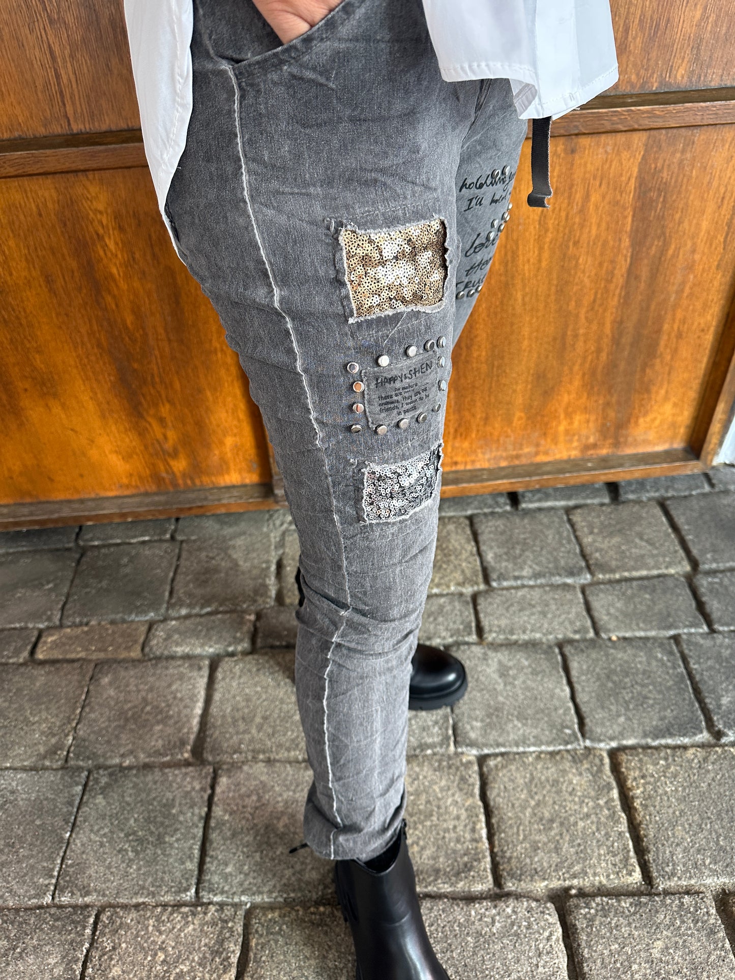 hose in grau mit aufschrift und glitzer am bein