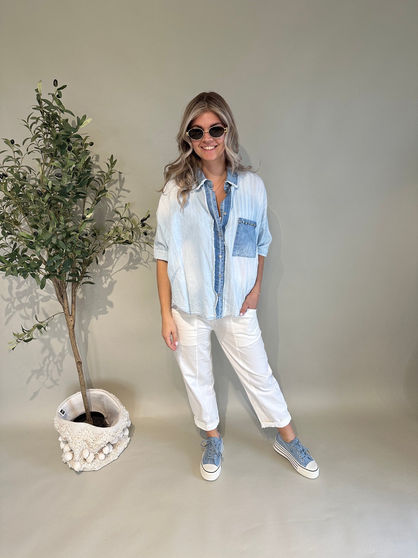 bluse  kurzarm in leichtem jeansstoff mit glitzerszteine