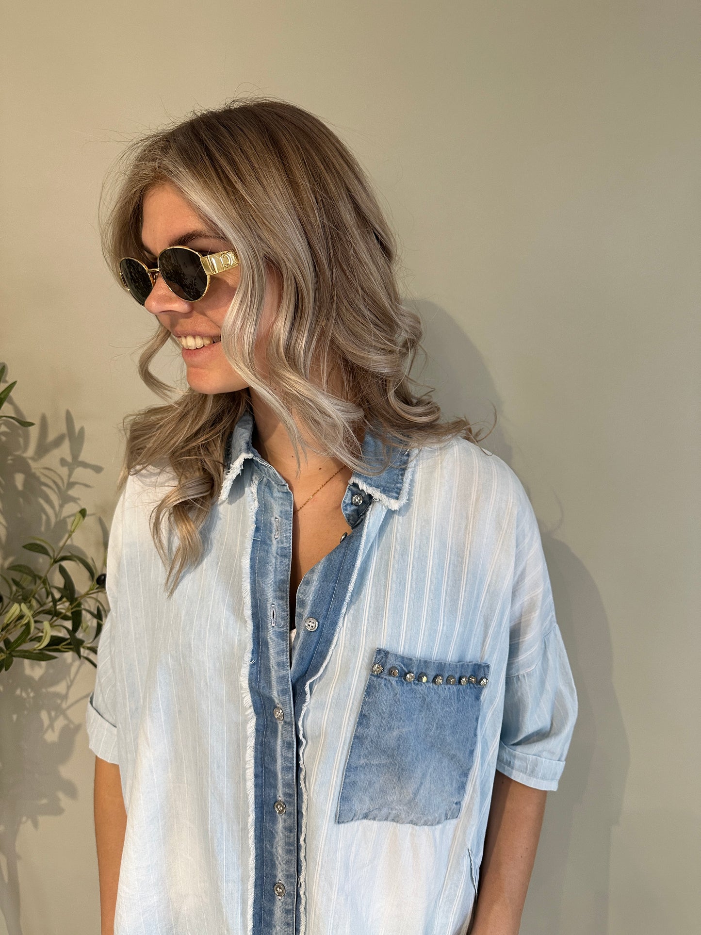 bluse  kurzarm in leichtem jeansstoff mit glitzerszteine