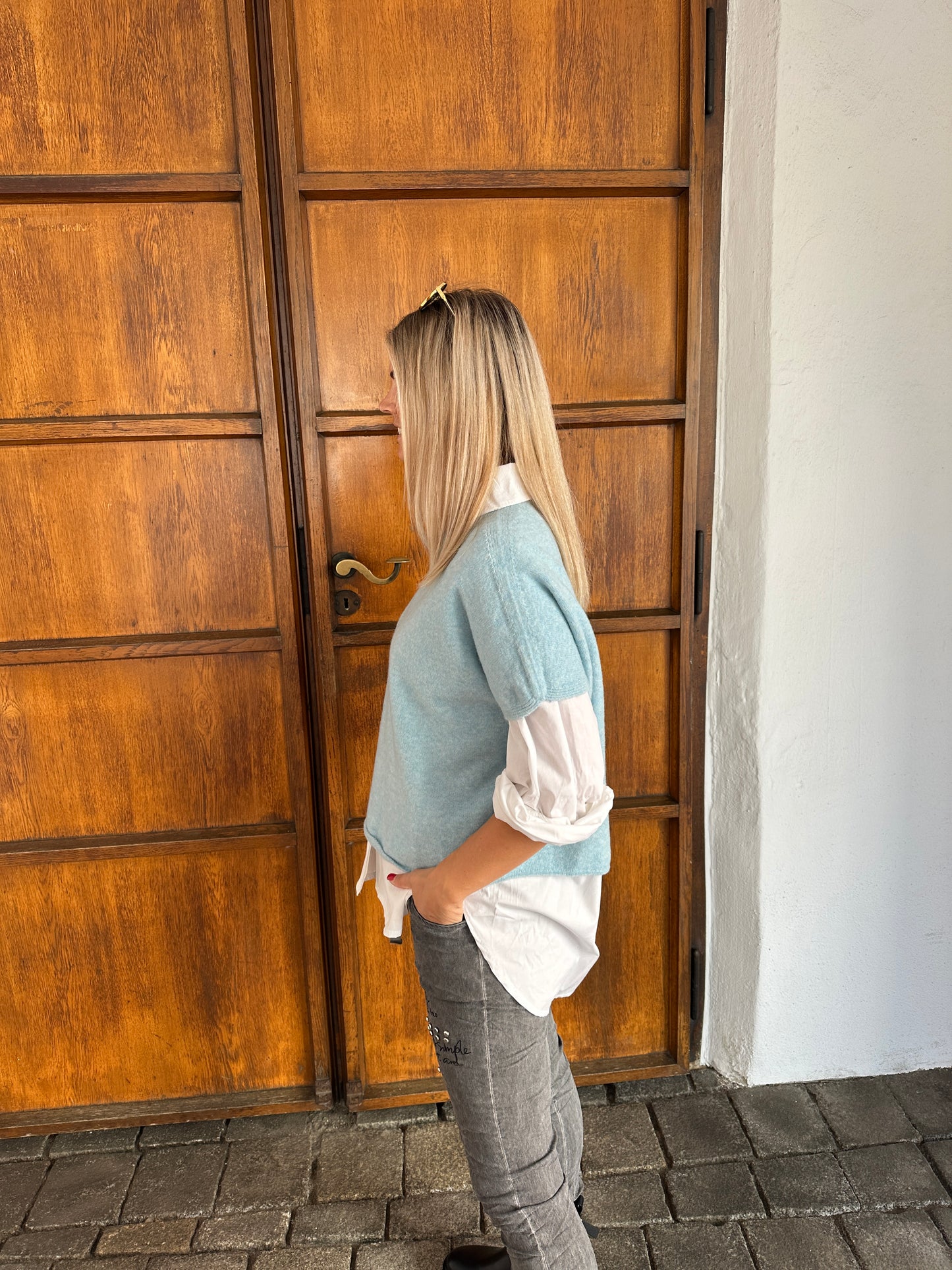 pullover in hellblau ( kurzarm/stehkragen )