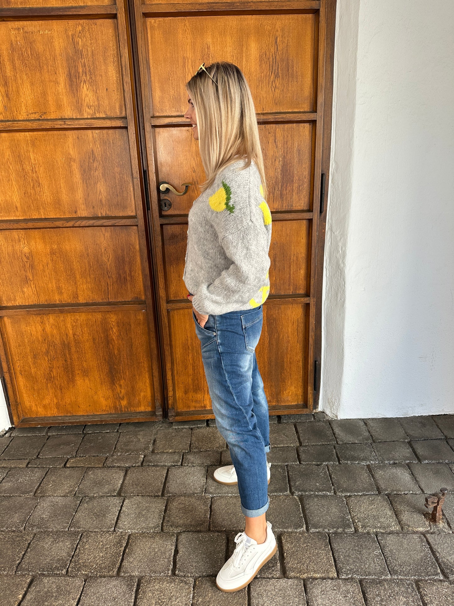 strickjacke in hellgrau mit zitronen -applikation vorne und hinten