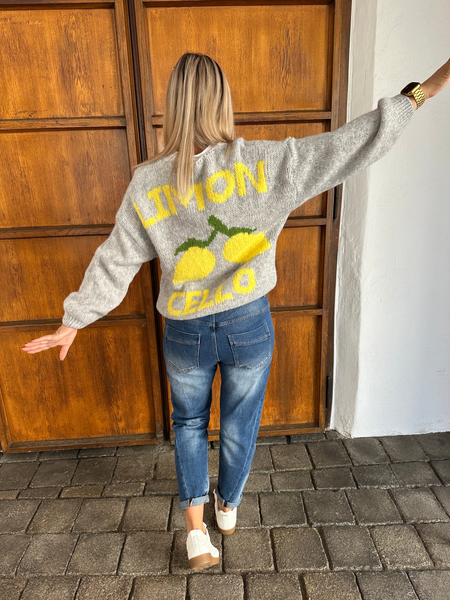 strickjacke in hellgrau mit zitronen -applikation vorne und hinten