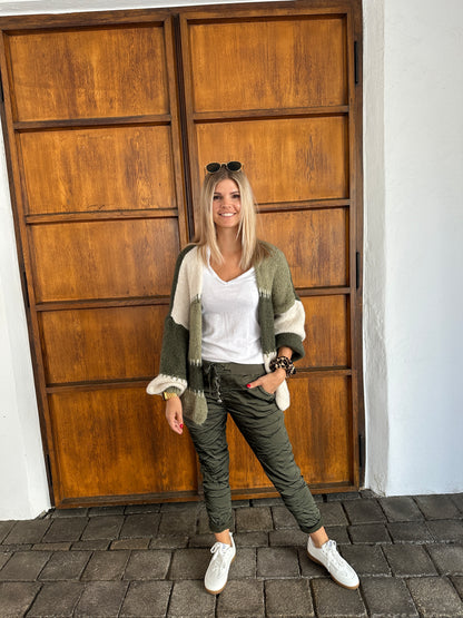 Hose in Olivgrün (Satin) mit Knöpfen vorne