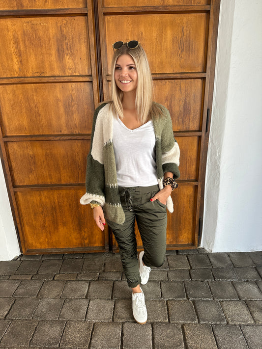 Strickjacke in Wollweiß/ Olivgrün ohne Knöpfe