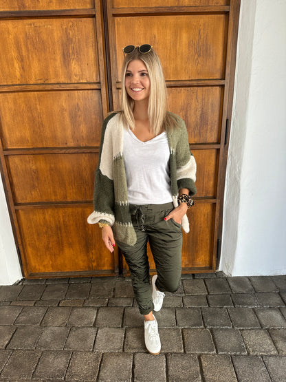 Hose in Olivgrün (Satin) mit Knöpfen vorne