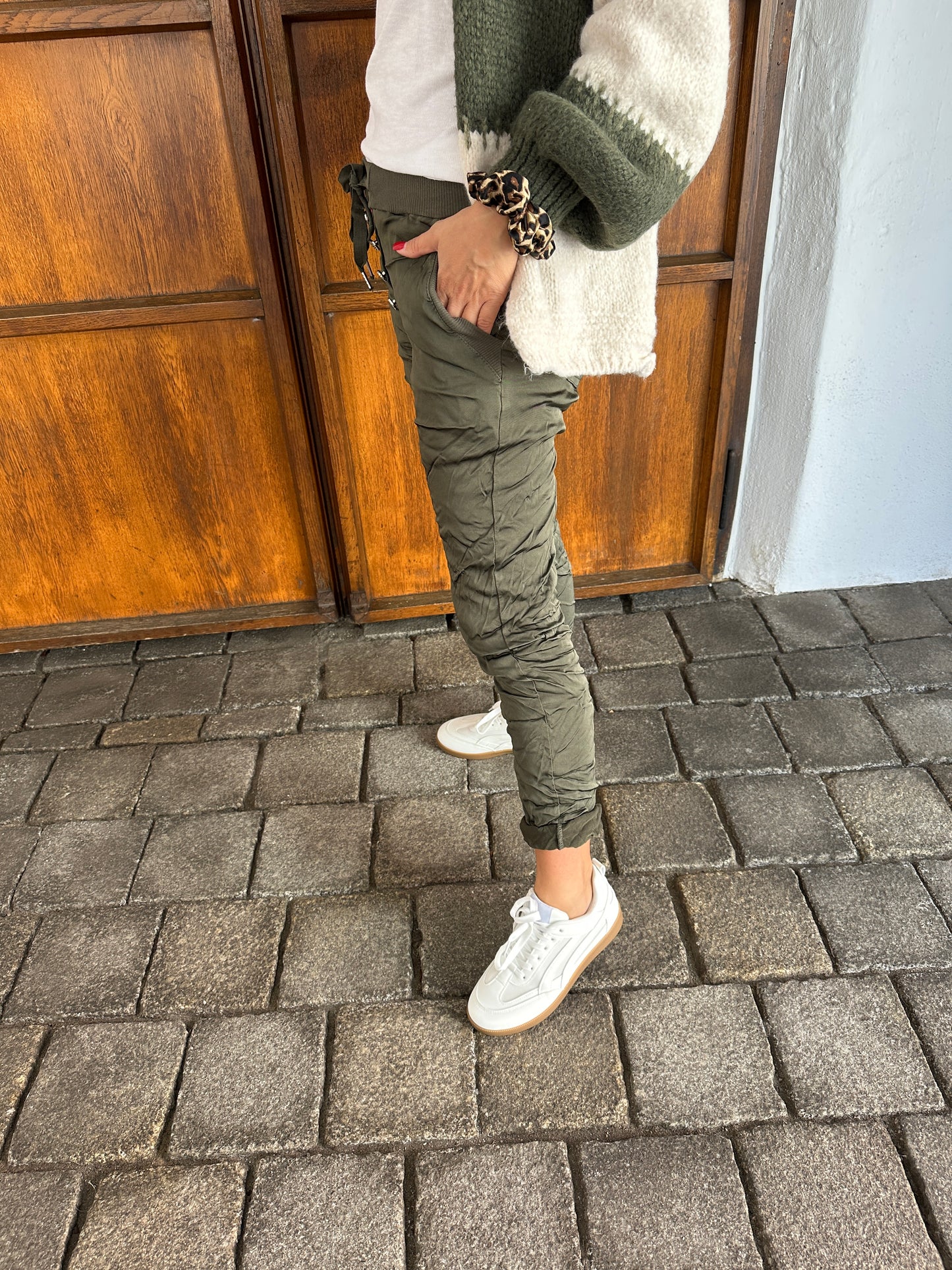 hose in olivgrün (satin) mit knöpfen vorne