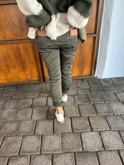 Hose in Olivgrün (Satin) mit Knöpfen vorne