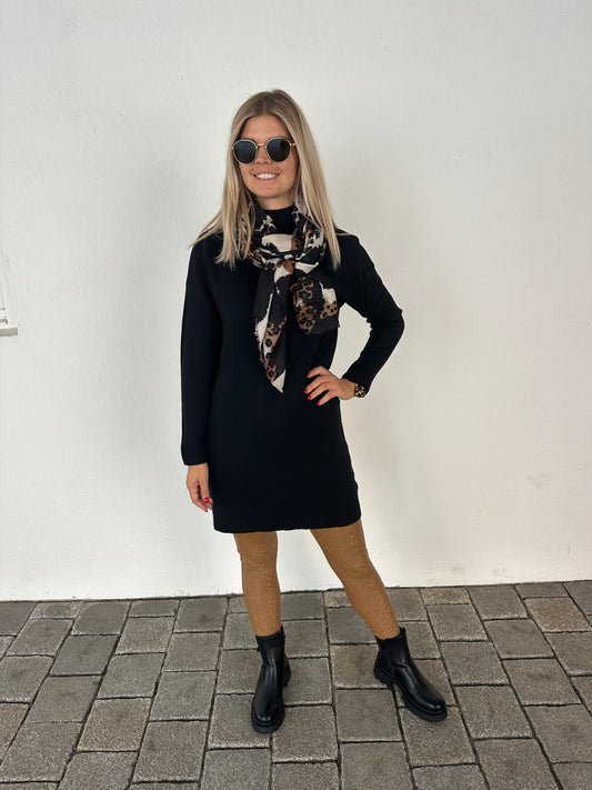 Strickkleid in Schwarz mit Tasche vorne