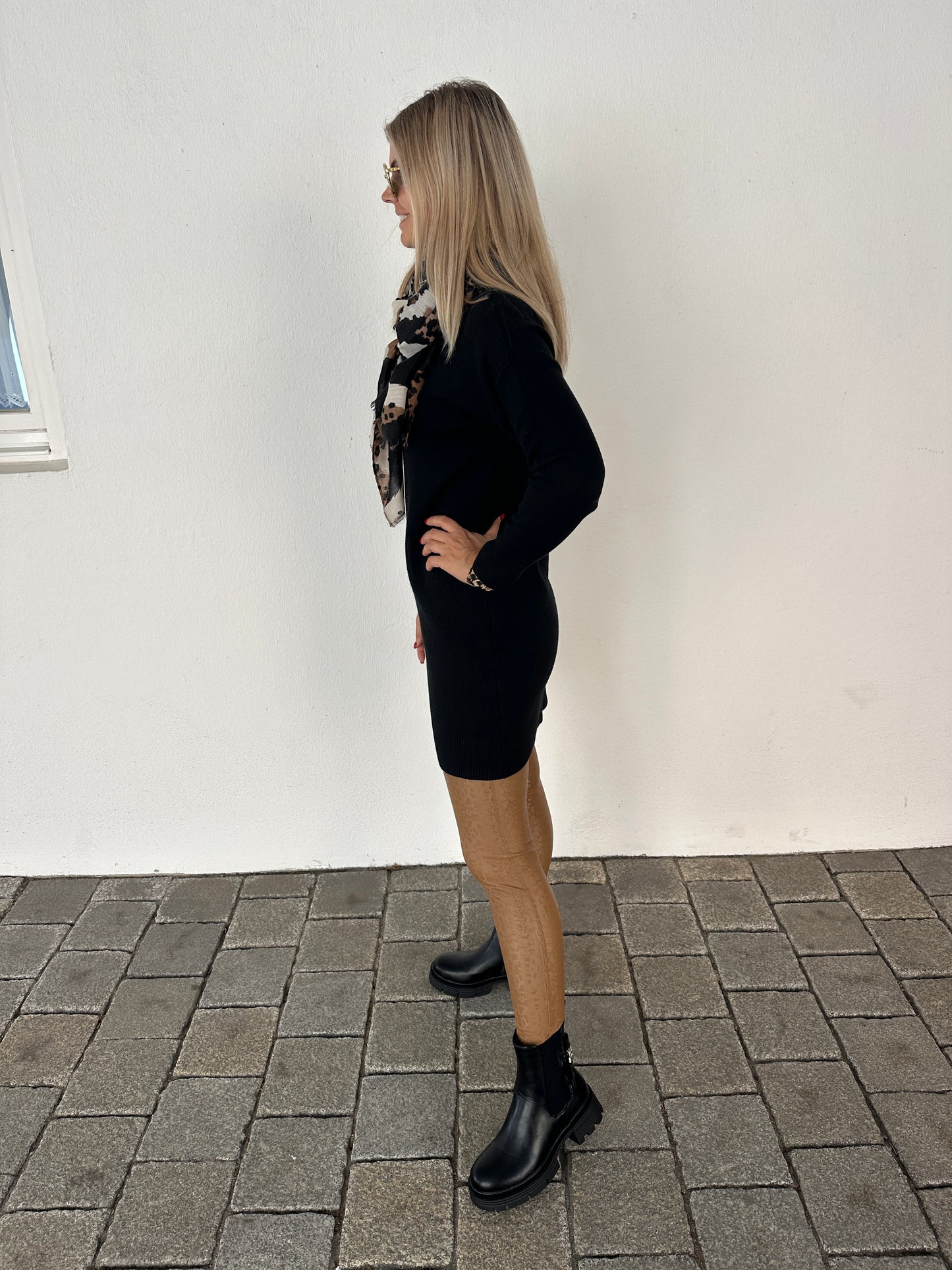 strickkleid in schwarz mit tasche vorne