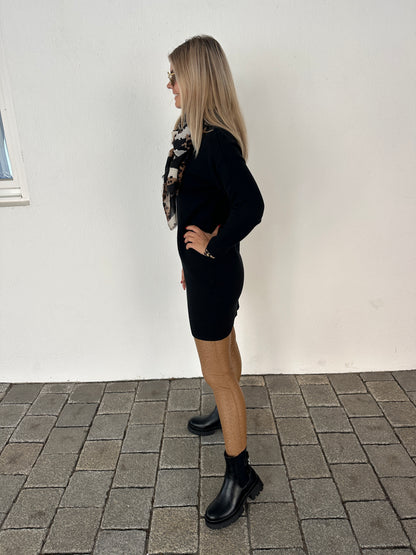 Strickkleid in Schwarz mit Tasche vorne